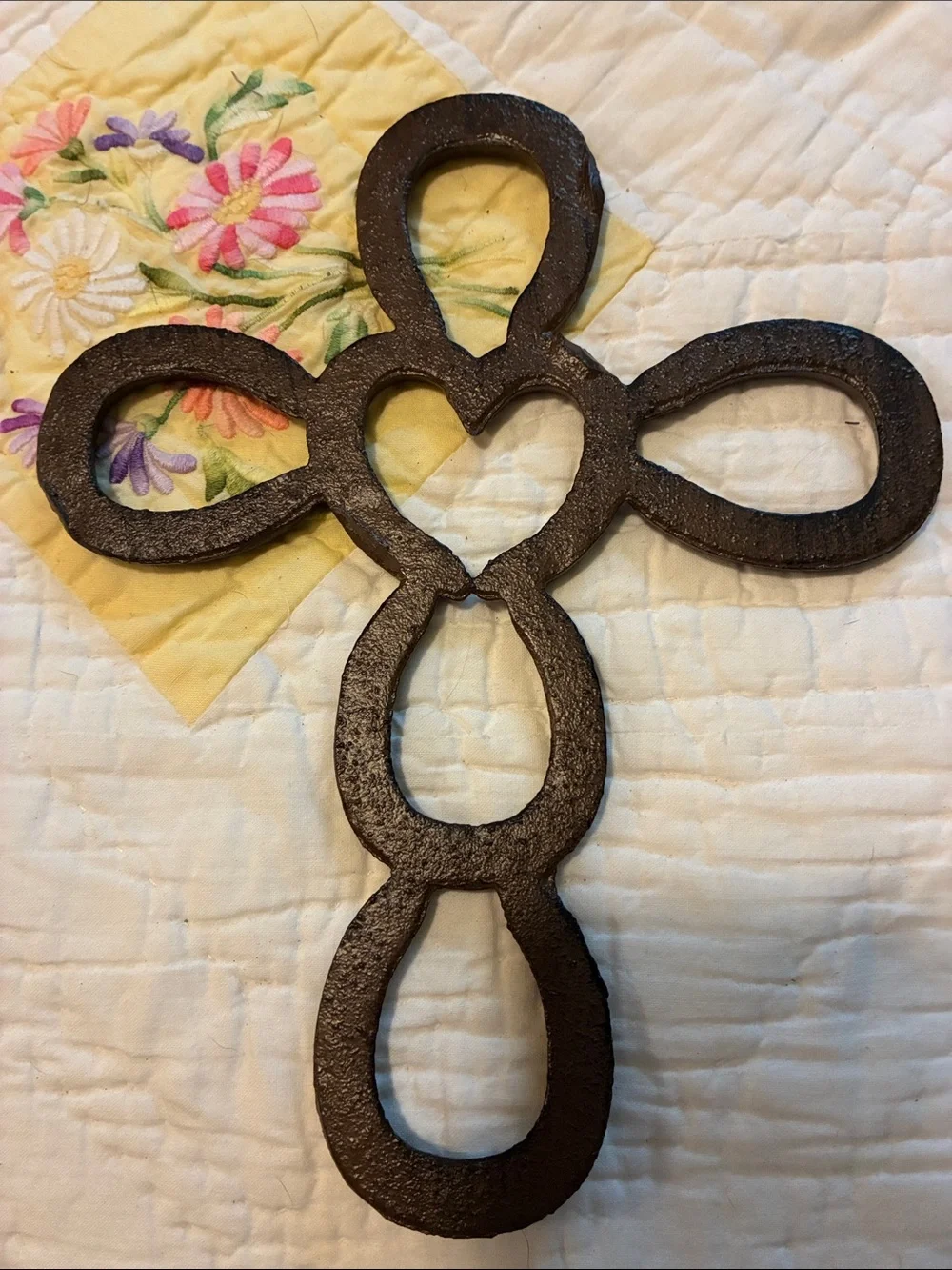 Rustic Heart & Horse Shoes Cast Iron Cross Wall Decor - Brown